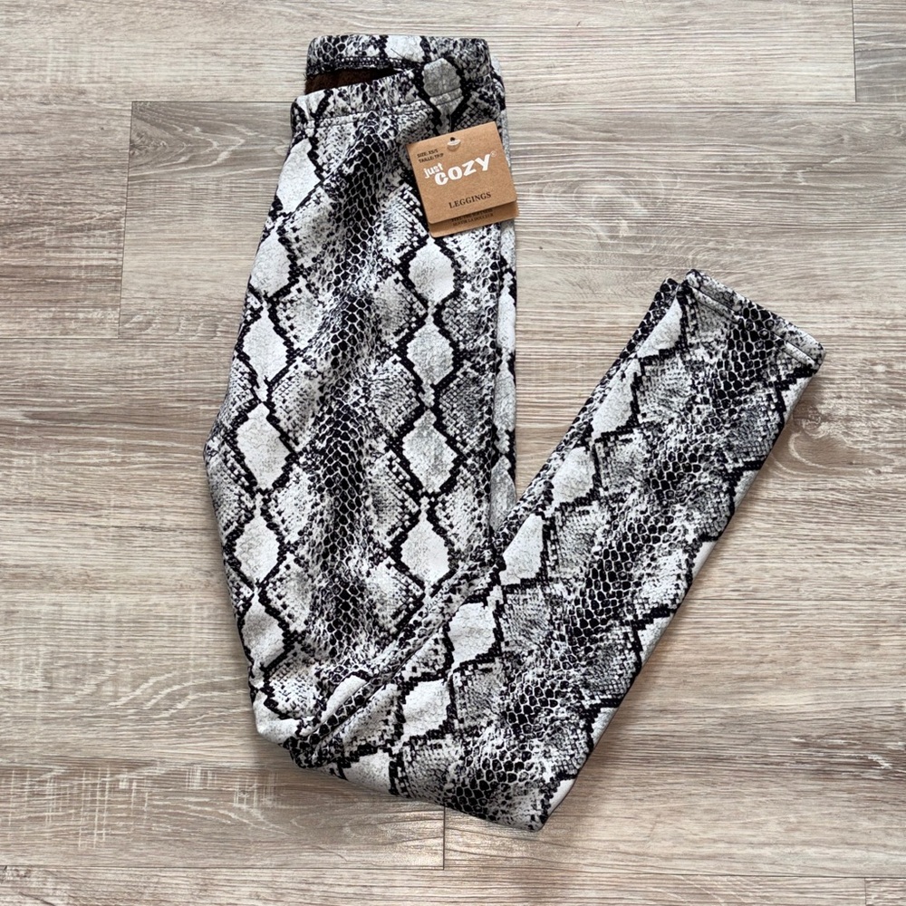 💥2/$33💥 NEW! Just Cozy Snakeskin Print Leggings